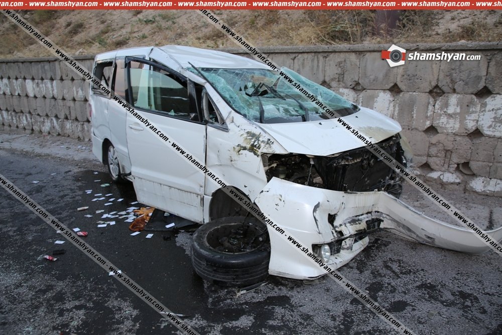 Խոշոր ավտովթար Կոտայքի մարզում. Չայնիի ոլորաններում բախվել են Toyota Camry–ն ու Toyota Alphard-ը. վերջինս մի քանի պտույտ շրջվելով՝ բախվել է բետոնե հենապատին.