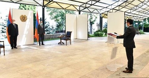Հանրապետության նախագահի նստավայրում, նախագահ Արմեն Սարգսյանի և վարչապետ Նիկոլ Փաշինյանի ներկայությամբ, այսօր տեղի ունեցավ Ռոմանոս Պետրոսյանի երդման արարողությունը