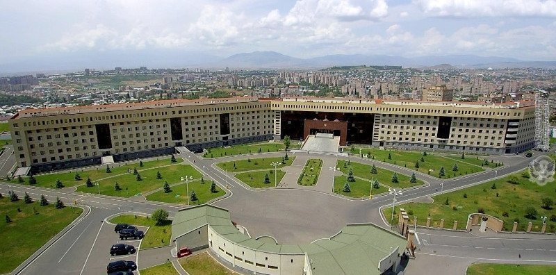 ՀՀ պաշտպանության նախարարությունը բազմաթիվ նամակներ և հեռախոսազանգեր է ստանում կազմակերպություններից և անհատներից՝ զինված ուժերի կարիքների համար իրային պարագաներ և սննդամթերք նվիրաբերելու առաջարկով