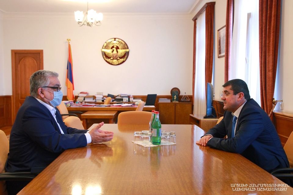 Այսօր ընդունել եմ «Ղարաբաղ Տելեկոմ» ընկերության գլխավոր տնօրեն Կարեկին Օդաբաշյանին: Քննարկման արդյունքները հետևյալն են. Արայիկ Հարությունյան