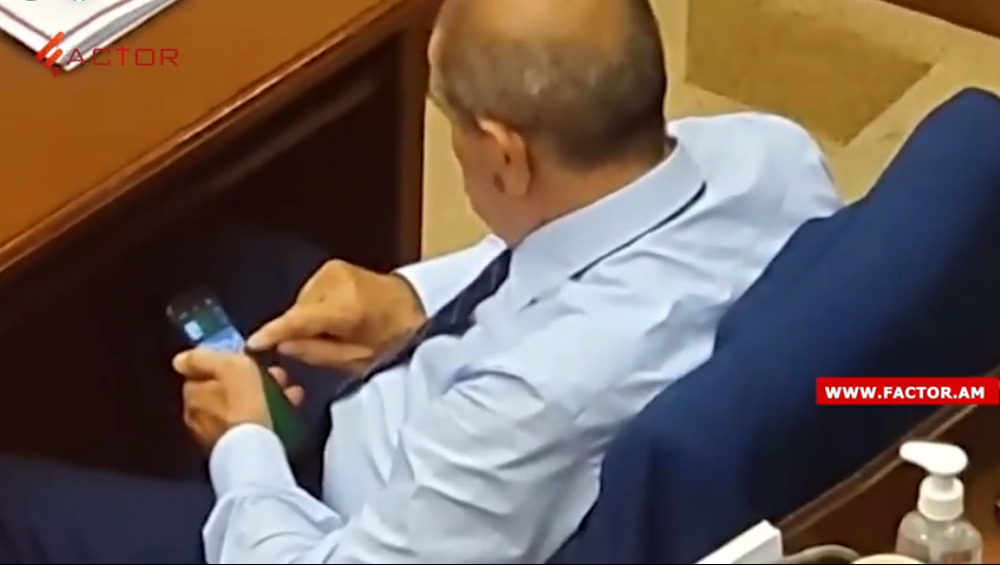 ՔՊ-ական Գագիկ Մելքոնյանը ԱԺ նիստի ընթացքում խաղ է խաղում