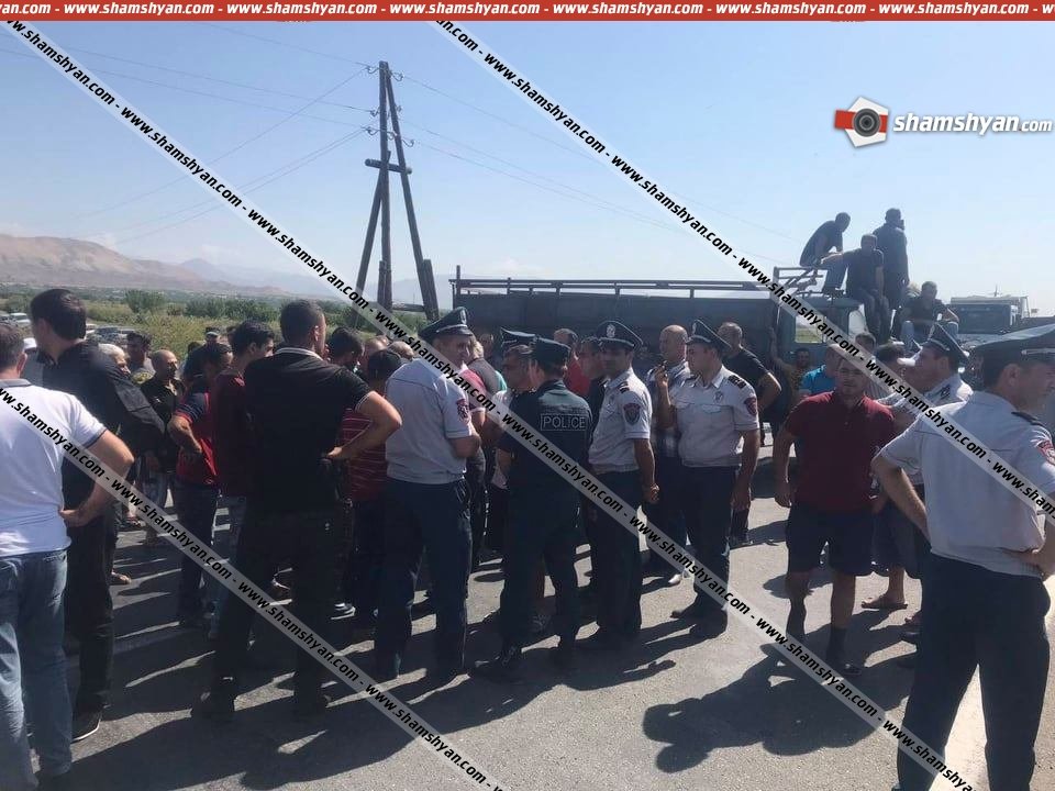 Արարատի մարզում դարձյալ փակել են ճանապարհը, պատճառը խաղողի մթերումն է, գյուղացիներն էլ ասում են. «Քերոբի խոսք են տալիս, բայց լրիվ օդ են»