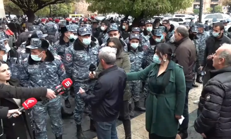 Ու՞մ ո…ռն եք պահում, թուրքի՞. մենք նրա դեմ ենք պայքարում, դուք` մե՞ր