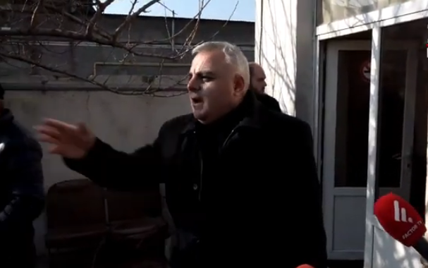 Էկե՛ք, ձեր պուտյովկեքը վերցրե՛ք, աշխատե՛ք․ ինչի՞ ես կանգնել, պայմանավորվել ենք, չէ՞