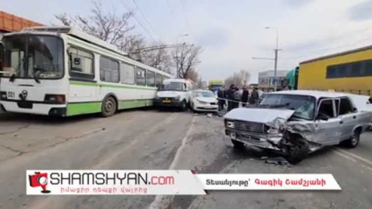 Խոշոր ավտովթար Երևանում, բախվել են Nissan Tiida-ն, Hyundai-ը, Toyota Camry-ն, Opel-ը, 07-ը, թիվ 114 երթուղին սպասարկող ГАЗель-ը, Volvo բեռնատարն ու թիվ 15 երթուղին սպասարկող տրոլեյբուսը.