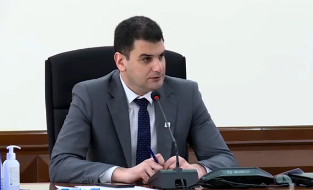 Էդ փշրածները ձեր աչքին չի՞ երևում, ես շաբաթը 3 օր եմ դուրս գալիս, տեսնում եմ, դուք ո՞նց չեք տեսնում