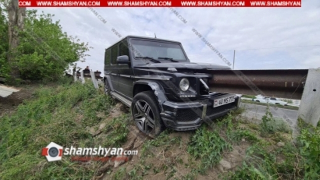 Խոշոր ավտովթար Արմավիրի մարզում. բախվել են Mercedes G-ն և Mercedes E180-ը. «յաշիկը» մխրճվել է երկաթե արգելապատնեշի մեջ.
