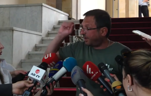 Ասեցի, Նիկո՛լ, հերի՛ք ա սուտ խոսաս, իր հետ քննարկելու ոչ մի բան չկա, կա մեկ հանգուցալուծում