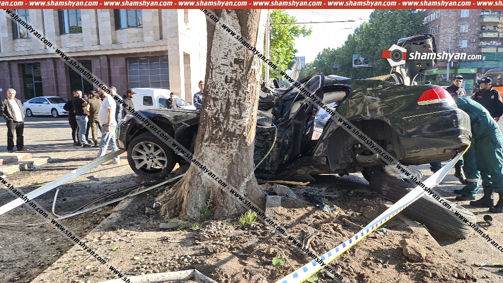 Երևանում «Սոլո» բարի տնօրենը BMW 750-ով բախվել է ծառին, նրա դին ավտոմեքենայից դուրս են բերել փրկարարները՝ օգտագործելով հատուկ տեխնիկա.