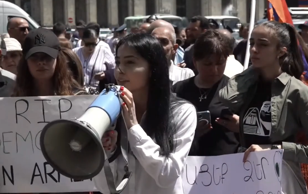 Դո՛ւք չեք ՀՀ ժողովրդավարության պաշտպանը․ տեսեք այս մարդկանց, սա՛ է իրական ժողովրդավարական բաստիոնը