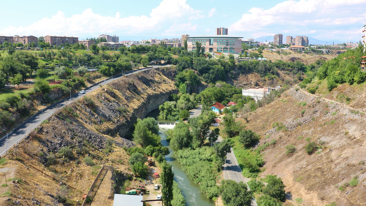Ահազանգ. Հրազդանի կիրճում 28-ամյա երիտասարդը մի քանի անգամ հարվածել է ռուս կնոջ հետույքին և երգել. Shamshyan