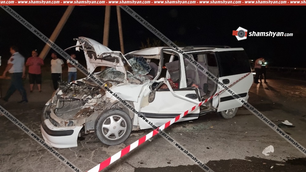 Opel Sintra-ն մխրճվել է բեռնատար Mercedes-ի մեջ.