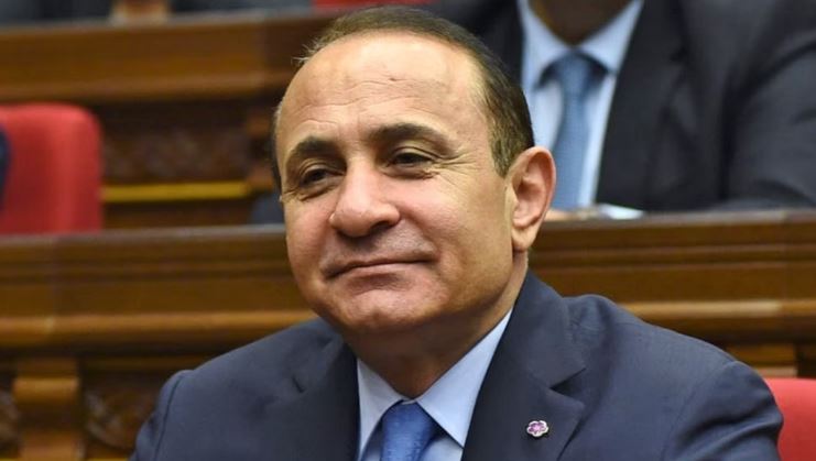 Հովիկ Աբրահամյանին փողերի լվացման, պաշտոնեական լիազորություններն անցնելու համար մեղադրանք է առաջադրվել